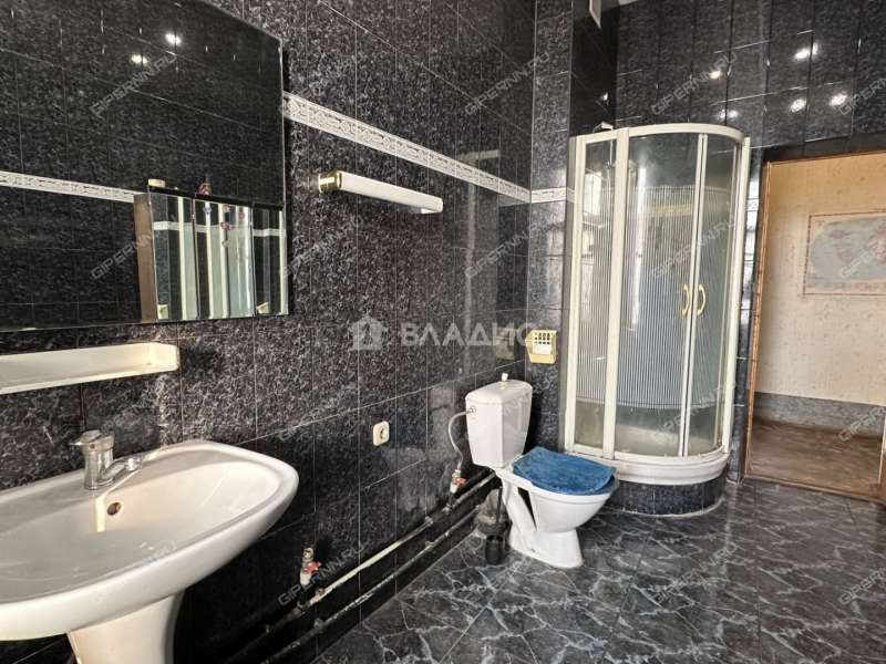 трёхкомнатная квартира на улице Коминтерна дом 4