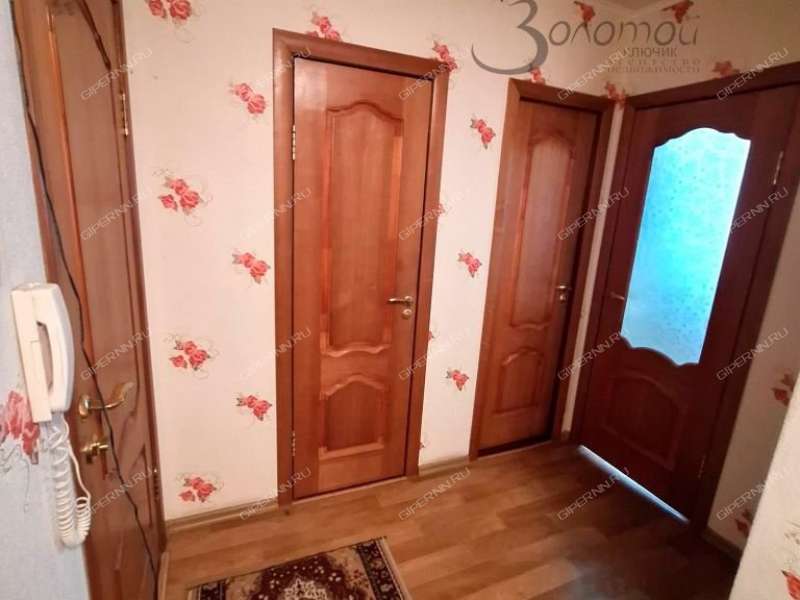 трёхкомнатная квартира на улице Красных Зорь дом 11